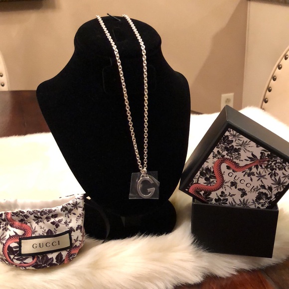 GUCCI silver G logo necklace. BRAND NEW. GIFT NEVER WORN - Picture 3 of 4